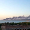 Khói bốc lên ngùn ngụt từ hiện trường vụ nổ trên cây cầu nối với Bán đảo Crimea ngày 8/10. (Ảnh: AFP/TTXVN)
