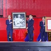 Chủ tịch Quốc hội Vương Đình Huệ trao Nghị quyết của Ủy ban Thường vụ Quốc hội và tặng ảnh Bác Hồ cho đảng bộ, chính quyền và nhân dân thành phố Phổ Yên. (Ảnh: Doãn Tấn/TTXVN)