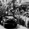 Sáng 10/10/1954, Ủy ban Quân chính thành phố và các đơn vị quân đội nhân dân đã mở cuộc hành quân lịch sử tiến vào Hà Nội. Người dân Thủ đô náo nức đón chào đoàn quân chiến thắng trong rừng cờ hoa, niềm vui hân hoan. (Ảnh: Tư liệu TTXVN)