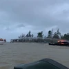 Lực lượng chức năng tại hiện trường khống chế đám cháy và di chuyển các thuyền tới khu vực an toàn. (Ảnh: Đoàn Hữu Trung/TTXVN)