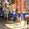 Các đoàn viên, thanh niên tích cực vận chuyển các mặt hàng thiết yếu, giúp người dân vùng lũ ở Kỳ Sơn vượt qua khó khăn. (Ảnh: Văn Tý/TTXVN)