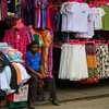 Một quầy hàng quần áo tại chợ ở Colombo, Sri Lanka. (Ảnh: AFP/TTXVN)