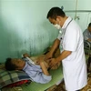 Điều trị cho bệnh nhân tại Bệnh viện Đa khoa tỉnh Tuyên Quang. (Ảnh: Nam Sương/TTXVN)