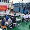 Vùng 3 Hải quân tiến hành bàn giao tàu cá và 7 ngư dân cho lực lượng chức năng thành phố Đà Nẵng. (Ảnh: Quốc Dũng/TTXVN)