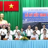 Sở Tài nguyên và Môi trường cùng Ủy ban Nhân dân các huyện, thành phố ký kết giao ước thi đua giải phóng mặt bằng dự án Vành đai 3 đoạn qua Thành phố Hồ Chí Minh. (Ảnh: Tiến Lực/TTXVN)