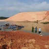 Lực lượng chức năng vẫn tích cực triển khai công tác tìm kiếm nạn nhân còn lại trong vụ sạt lở tại mỏ titan tại Bình Thuận. (Ảnh: Nguyễn Thanh/TTXVN)