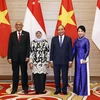 Chủ tịch nước Nguyễn Xuân Phúc và Phu nhân với Tổng thống Singapore Halimah Yacob và Phu quân Mohamed Bin Abdullah Alhabshee. (Ảnh: Thống Nhất/TTXVN)