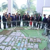 Tổng thống Cộng hòa Singapore Halimah Yacob nghe giới thiệu mô hình Khu công nghiệp VSIP Bắc Ninh. (Ảnh: Văn Điệp/TTXVN)