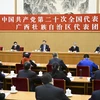 Tổng Bí thư Ban Chấp hành Trung ương Đảng Cộng sản Trung Quốc, Chủ tịch nước Tập Cận Bình (giữa) thảo luận với các đại biểu đến từ Khu tự trị dân tộc Choang Quảng Tây trong khuôn khổ Đại hội Đại biểu toàn quốc lần thứ XX Đảng Cộng sản Trung Quốc, tại Bắc 