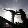 Tay súng Houthi cùng thiết bị quân sự được triển khai trên đường phố thủ đô Sanaa, Yemen. (Ảnh: AFP/TTXVN)