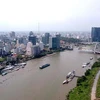 Khu trung tâm quận 1 (Thành phố Hồ Chí Minh) bên bờ sông Sài Gòn. (Ảnh: Thanh Vũ/TTXVN)