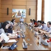 Đoàn đại biểu Quốc hội các tỉnh Bắc Giang, Quảng Bình, Long An thảo luận ở tổ. (Ảnh: Doãn Tấn/TTXVN)