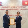Đại sứ Nguyễn Thanh Hải trao Quyết định bổ nhiệm Lãnh sự danh dự Việt Nam tại Nepal cho ông Rajesh Kazi Shrestha. (Ảnh: Ngọc Thúy/TTXVN)