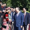 Chủ tịch nước Nguyễn Xuân Phúc với các đại biểu có uy tín tiêu biểu tỉnh Hà Giang. (Ảnh: Thống Nhất/TTXVN)