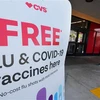Một điểm tiên vaccine ngừa bệnh cúm và COVID-19 tại Monterey Park, California, Mỹ. (Ảnh: AFP/TTXVN)