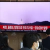 Truyền hình Hàn Quốc đưa tin về vụ phóng tên lửa đạn đạo của Triều Tiên về vùng biển phía Đông bán đảo Triều Tiên, ngày 2/11/2022. (Ảnh: Yonhap/TTXVN)