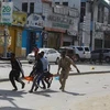 Chuyển nạn nhân bị thương trong một vụ đánh bom ở thủ đô Mogadishu đi cấp cứu. (Ảnh: Reuters/TTXVN)