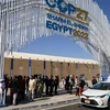 Các đại biểu tới tham dự Hội nghị COP27 ở thành phố Sharm El-Sheikh, Ai Cập. (Ảnh: AFP/TTXVN)
