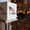 Cử tri tham gia bỏ phiếu sớm trong cuộc bầu cử giữa nhiệm kỳ tại Los Angeles, bang California, Mỹ. (Ảnh: AFP/TTXVN)