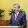 Bộ trưởng Bộ Công an Tô Lâm trình bày Tờ trình về việc thực hiện Luật Xuất cảnh, nhập cảnh của công dân Việt Nam liên quan đến thông tin 'nơi sinh' trên hộ chiếu. (Ảnh: Doãn Tấn/TTXVN)