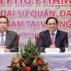 Thủ tướng Phạm Minh Chính nói chuyện với cán bộ, nhân viên Đại sứ quán Việt Nam tại Campuchia. (Ảnh: Dương Giang/TTXVN)