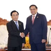 Thủ tướng Phạm Minh Chính gặp Thủ tướng Lào Phankham Viphavanh. (Ảnh: Dương Giang/TTXVN)
