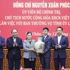 Chủ tịch nước Nguyễn Xuân Phúc tặng đồ lưu niệm cho Ban Thường vụ Tỉnh ủy Lai Châu. (Ảnh: Thống Nhất/TTXVN)