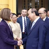 Sáng 14/11, tại Phủ Chủ tịch, Chủ tịch nước Nguyễn Xuân Phúc tiếp bà Kate Brown, Thống đốc bang Oregon, Hoa Kỳ đang thăm và làm việc tại Việt Nam. (Ảnh: Thống Nhất/TTXVN)
