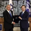Tổng thống Israel Isaac Herzog (phải) chỉ định lãnh đạo đảng Likud Benjamin Netanyahu thành lập Chính phủ, tại Jerusalem, ngày 13/11. (Ảnh: AFP/TTXVN)