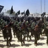 Các tay súng thuộc nhóm Hồi giáo cực đoan al Shabaab tại một địa điểm huấn luyện ở ngoại ô Mogadishu, Somalia, ngày 17/2/2011. (Ảnh: AFP/TTXVN)
