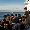 Người di cư trên tàu cứu hộ Ocean Viking tại Biển Tyrrhenian, vùng biển quốc tế, ngày 10/11. (Ảnh: AFP/TTXVN)