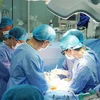 Các bác sỹ Bệnh viện Chợ Rẫy Thành phố Hồ Chí Minh tiến hành lấy tạng từ người hiến tạng. (Ảnh: TTXVN phát)