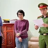Cán bộ công an đọc lệnh khám xét nơi làm việc của bị can Dương Thị Nga. (Nguồn: Báo Bắc Giang)