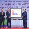 Thủ tướng Phạm Minh Chính trao bức tranh tem bưu chính cho đại diện tỉnh Vĩnh Long. (Ảnh: Dương Giang/TTXVN)