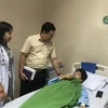 Đại diện đoàn kiểm tra Sở Y tế Khánh Hòa đến thăm các bệnh nhân bị ngộ độc thực phẩm được điều trị tại các bệnh viện trên địa bàn tỉnh. (Ảnh: TTXVN phát)