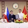 Chủ tịch Hạ viện Martin Romualdez trao Nghị quyết số 571 về tăng cường hợp tác giữa Philippines và Việt Nam với việc thành lập Nhóm Nghị sỹ hữu nghị Philippines-Việt Nam cho Chủ tịch Quốc hội Vương Đình Huệ. (Ảnh: Doãn Tấn/TTXVN)