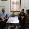 Nghệ nhân nhân dân Nguyễn Văn Cầu cùng các liền anh, liền chị trong Câu lạc bộ quan họ Thị Cầu. (Ảnh: Thanh Thương/TTXVN)