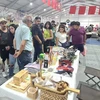 Người tiêu dùng tham quan gian hàng của Việt Nam tại Hội chợ FISA. (Nguồn: Thế giới và Việt Nam)