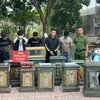 Nhóm các đối tượng bị bắt giữ cùng tang vật tại cơ quan công an. (Nguồn: Công an tỉnh Nghệ An)