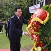 Chủ tịch Quốc hội Vương Đình Huệ đặt vòng hoa tại tượng đài Chủ tịch Hồ Chí Minh. (Ảnh: Doãn Tấn/TTXVN)