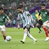 Cầu thủ Lionel Messi (giữa) đi bóng trước các cầu thủ đội tuyển Mexico. (Ảnh: THX/TTXVN)