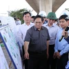 Thủ tướng Phạm Minh Chính kiểm tra, nghe báo cáo Dự án xây dựng đường cao tốc Bến Lức-Long Thành. (Ảnh: Dương Giang/TTXVN)