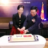 Phó Thủ tướng Thường trực Chính phủ Phạm Bình Minh với Đại sứ Đặc mệnh toàn quyền Hàn Quốc tại Việt Nam Oh Young-ju cắt bánh chào mừng. (Ảnh: Phạm Kiên/TTXVN)