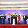 Đại diện bộ, ngành, UBND Thành phố Hồ Chí Minh và Ban tổ chức thực hiện nghi thức kích hoạt Ngày mua sắm trực tuyến Online Friday 2022. (Ảnh: Mỹ Phương/TTXVN)