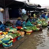 Nước sông Hoài dâng ngập chợ Hội An. (Ảnh: Trịnh Bang Nhiệm/TTXVN)