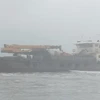 Tàu vỏ sắt trôi dạt tự do vào vùng biển Quảng Trị. (Ảnh: Bộ đội biên phòng)
