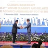 Thủ tướng Campuchia Samdech Techo Hun Sen bàn giao chiếc búa tượng trưng cho vị trí Chủ tịch ASEAN tới Tổng thống Indonesia Joko Widodo. (Ảnh Nguyễn Hùng/TTXVN)