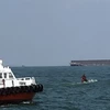Các đơn vị cứu nạn tại hiện trường tàu cá chìm. (Ảnh: TTXVN phát)