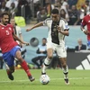 Cầu thủ Đức Jamal Musiala (giữa) đi bóng giữa các cầu thủ đội tuyển Costa Rica. Ả(nh: THX/TTXVN)