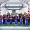 Chủ tịch nước Nguyễn Xuân Phúc và các đại biểu thực hiện nghi thức khánh thành. (Ảnh: Thống Nhất/TTXVN)